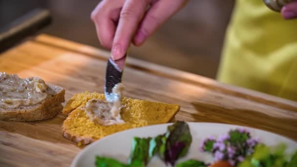 Primer Plano Mujer Chef Hizo Paté Hígado Pollo Podvelka Eslovenia — Vídeos de Stock