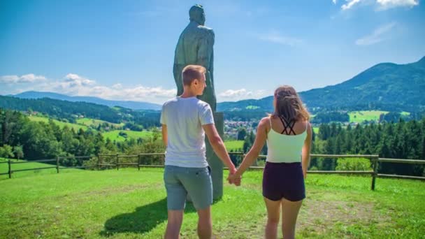 Pareja Turistas Acerca Una Estatua Con Vistas Carintia Eslovenia Día — Vídeos de Stock