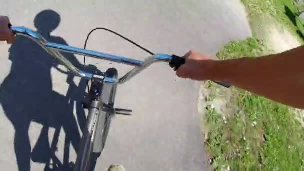 Bmx Biker Macht Steile Winkelkurven Auf Pumptrack Radkurs — Stockvideo