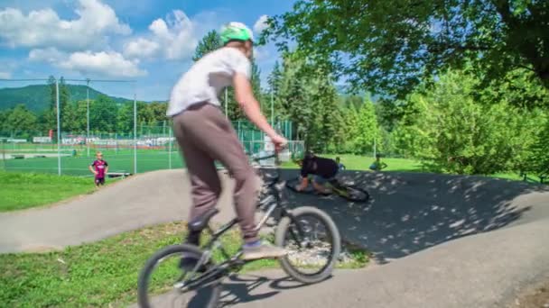 Діти Розважаються Парку Асфальтованій Доріжці Асфальтований Велосипед Гоночний Трек Колія — стокове відео