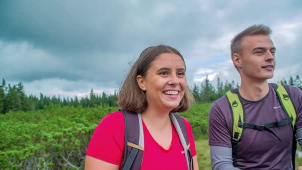 Due Escursionisti Sorridenti Che Osservano Natura Acqua Una Splendida Campagna — Video Stock