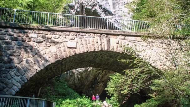 Nehir Şelale Boyunca Eski Taş Kemer Köprüsünün Altında Birkaç Yürüyüş — Stok video