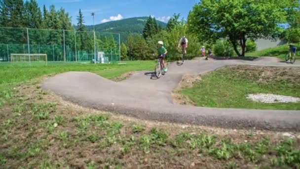 Unga Barn Ridning Skotrar Och Cyklar Utomhus Skate Park Slovenien — Stockvideo