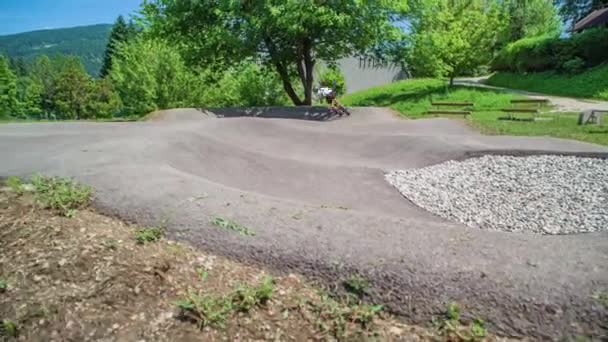 Adolescente Monta Bmx Bicicleta Executa Truques Pista Bomba Parque — Vídeo de Stock