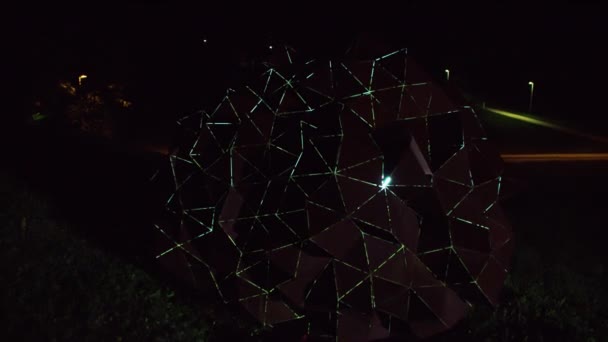 Ett Geometriskt Konstverk Meteorite Forma Viva Natten Som Reflekterar Ljuset — Stockvideo