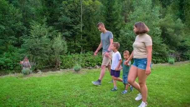 Siga Foto Una Pareja Con Dos Niños Caminando Junto Río — Vídeo de stock