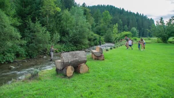 Молодая Семейная Волна Рыбаку Реке Бесайд Slow Motion Wide Shot — стоковое видео