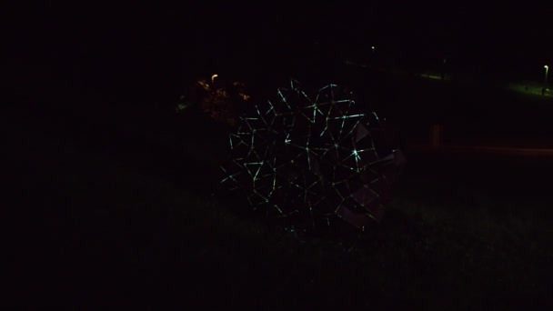 Nattlandskap Upplyst Konst Stål Konstruktion Meteorite Forma Viva — Stockvideo