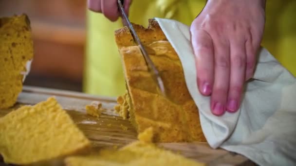 Close Tiro Uma Garçonete Corte Fatias Pão Tradicional Esloveno Uma — Vídeo de Stock