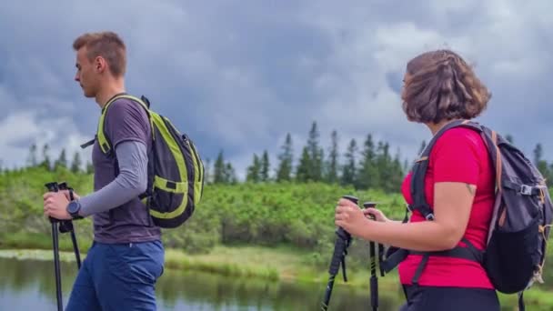 Giovane Coppia Sportiva Piedi Verso Bellissimo Lago Ribnisko Pohorje — Video Stock