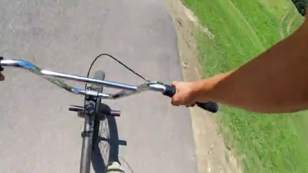 Bmx 오토바이 트랙에서 회전을 자전거 — 비디오