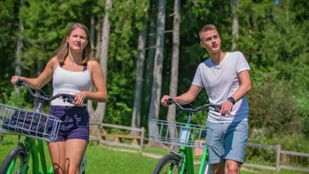 공원에서 자전거와 관광을 천년기의 — 비디오