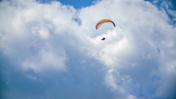 Parapente Voando Contra Céu Azul Nublado Ângulo Baixo Siga Tiro — Vídeo de Stock