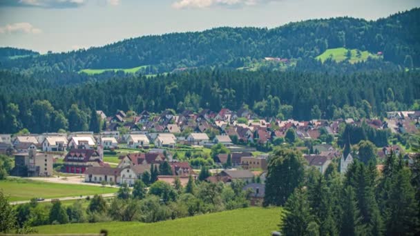 Krajobraz Wsi Słoweńskiej Widokiem Miasto Kotlje Horyzoncie Prawej Strony — Wideo stockowe