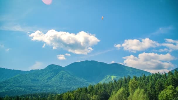 Parapente Volando Sobre Las Montañas Día Verano Las Montañas Fondo — Vídeos de Stock