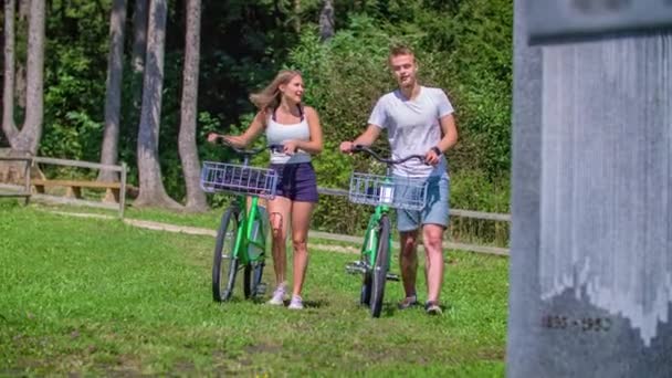 Turist Cuplu Destul Tur Bicicleta Jurul Kotlje Slovenia Slowmo — Videoclip de stoc
