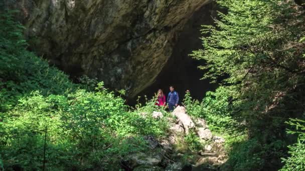 Vandrare Dyker Upp Från Grotta Skogarna Huda Luknja Slovenien — Stockvideo