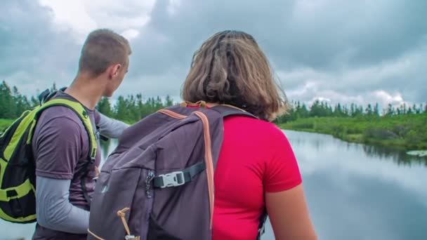 Para Wskazuje Coś Dzieje Się Naturze Palcem Chmurny Dzień Ribnica — Wideo stockowe