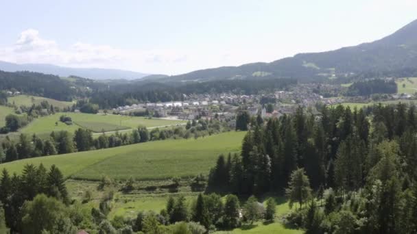 Aerial Wyciągnąć Strzał Góry Kotlje Wsi Słowenii Krajobraz — Wideo stockowe