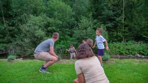 Eine Junge Familie Mit Zwei Kindern Grüßt Einen Fischer Beim — Stockvideo