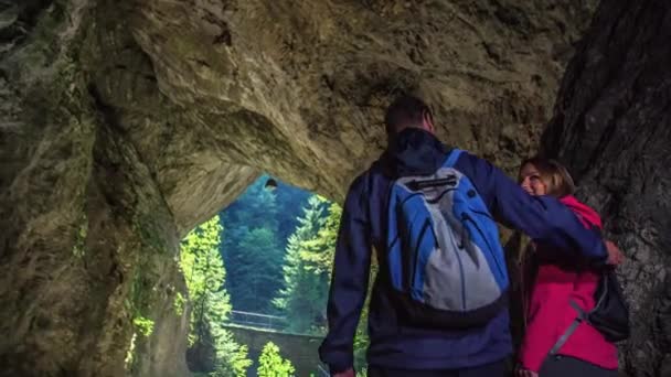 Camera Crew Follow Couple Cave Huda Lkunja — Vídeos de Stock