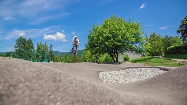 Один Велосипедист Трасі Прямує Камери Стрибає Повертає Прямо Повз Постріл — стокове відео