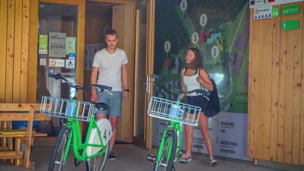 Una Bonita Pareja Joven Salió Edificio Para Montar Bicicleta Alquiler — Vídeo de stock
