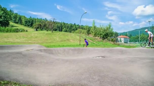 Suivez Les Photos Des Adolescents Vélo Scooters Dans Piste Pompe — Video