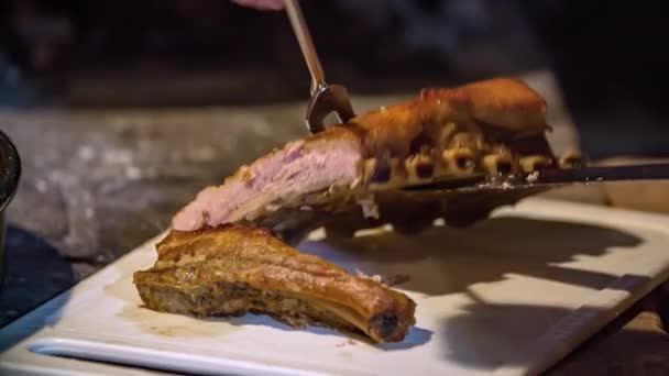 Der Koch Schneidet Die Gebratene Schweinerippe Nahaufnahme — Stockvideo
