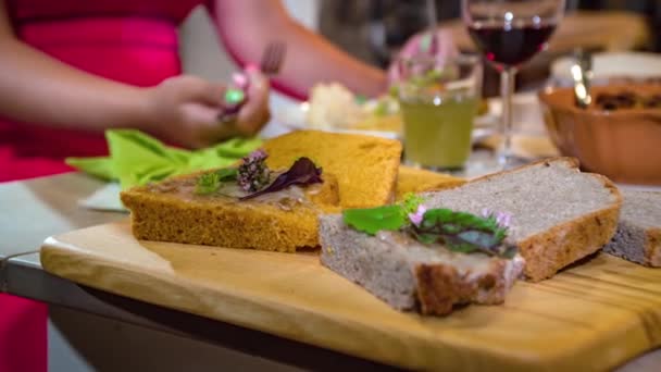 Primer Plano Una Selección Panes Una Mujer Disfrutando Una Comida — Vídeo de stock