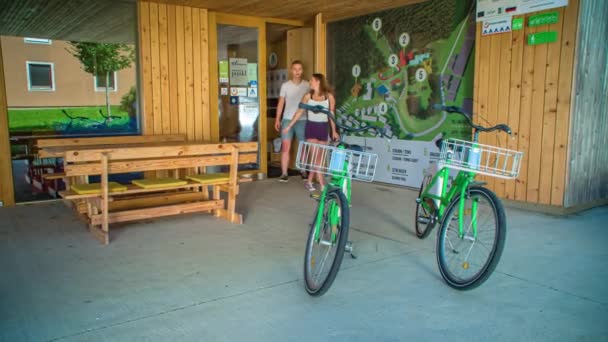 Casal Jovem Caucasiano Edifício Saída Pegue Bicicletas Verdes Câmera Lenta — Vídeo de Stock