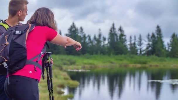 Два Молодых Туриста Наблюдают Водные Лилии Озере Рибница Облачный Летний — стоковое видео