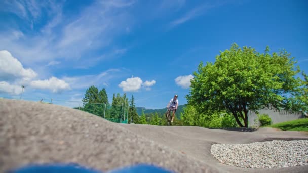 Rapaz Salta Alto Para Com Sua Bicicleta Bmx Ângulo Largo — Vídeo de Stock
