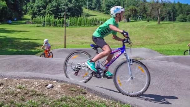 Mladí Běloši Různého Věku Extrémní Cyklisté Jízda Čerpacích Drahách Denního — Stock video