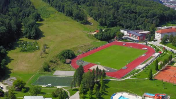 スロベニアのラヴネ コロスケムにある無人スポーツセンターの航空軌道 — ストック動画