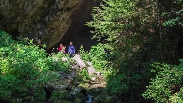 Zpomalený Záběr Dvou Turistů Kráčí Potoku Jeskyni — Stock video