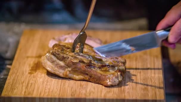 Nahaufnahme Einer Person Die Ein Stück Gebratenes Fleisch Auf Einem — Stockvideo