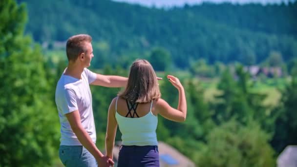 Pareja Romántica Joven Apuntando Los Amantes Del Paisaje Foco Cámara — Vídeos de Stock