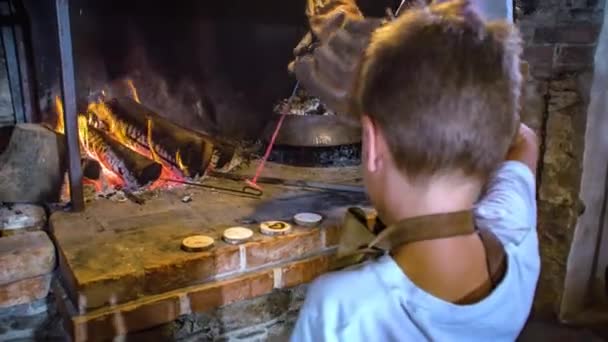 Close Shot Woman Showing Kid How Mark Some Pieces Wood — Stock Video