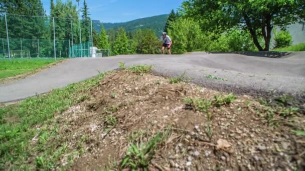 Ung Man Tränar Pumpbana Med Sin Mountainbike — Stockvideo