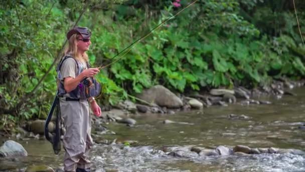 Der Fischer Der Fluss Fischt Trägt Gummikleidung Zeitlupe — Stockvideo