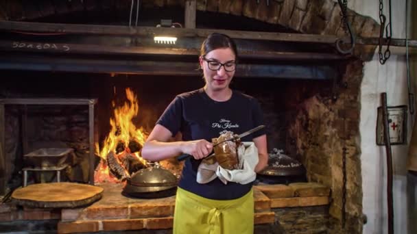 Wolny Ruch Kelnerki Krojącej Kromki Domowego Bochenka Chleba Służyć Młodej — Wideo stockowe