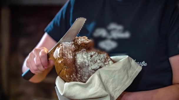 Izolovaný Pohled Ženy Držící Čerstvě Upečený Chléb Ruce Krájející Pomocí — Stock video