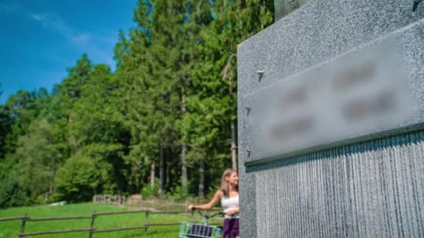 Schönes Paar Auf Fahrrädern Mit Blick Auf Die Statue Von — Stockvideo