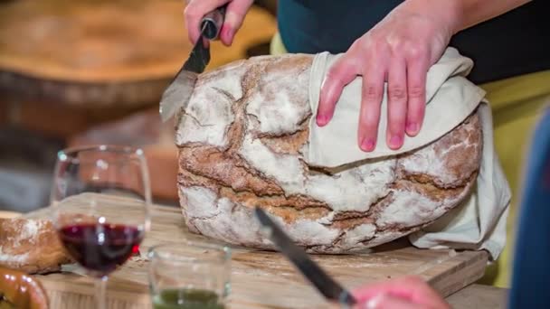 Vue Rapprochée Mains Féminines Tranchant Pain Sur Une Planche Découper — Video