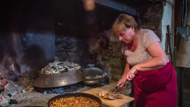 Garsonun Ahşap Bir Fırının Yanında Domuz Etini Dilimlemesi Ağır Çekimde — Stok video