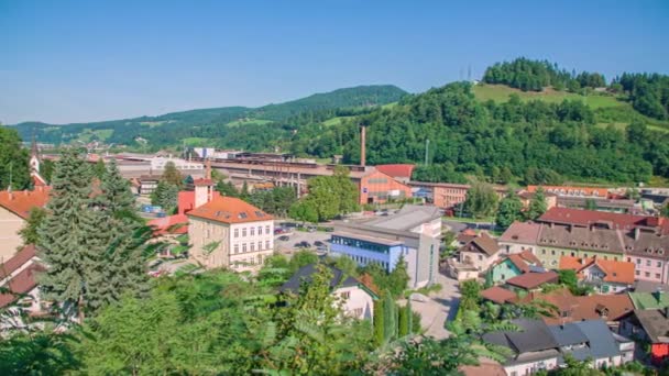 緑豊かな谷 ラヴネ コロッケム スロベニアの町の空中パンビュー — ストック動画