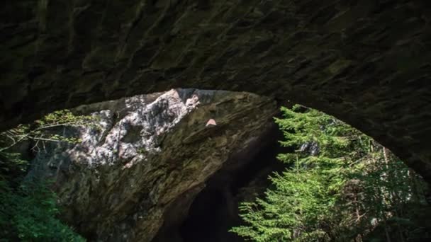 Plan Incliné Deux Randonneurs Sortant Une Immense Grotte Huda Luknja — Video