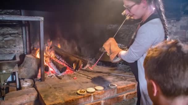 Slow Motion Shot Van Een Vrouw Helpen Een Kleine Jongen — Stockvideo