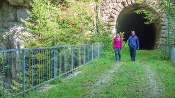 Par Som Vandrar Utomhus Lämnar Tunnel Mitt Berget — Stockvideo